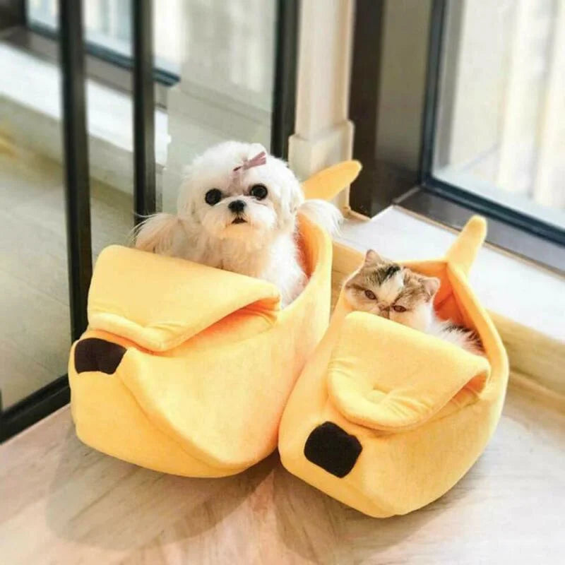 Lit banane original pour chat et petit chien — forme créative et confortable